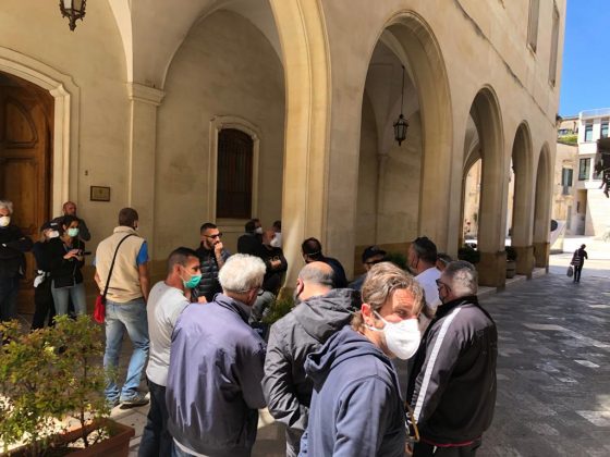 L’ira degli ambulanti a Palazzo Carafa: “Ci facciano lavorare”. Domani incontro con la Regione - Corriere Salentino