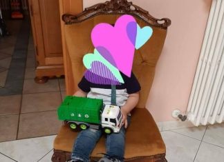 Ogni giorno saluta dalla finestra gli operatori Monteco al lavoro, loro gli regalano un camioncino