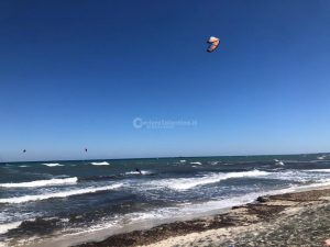 Il vento scatena gli amanti del kitesurf sulla costa leccese: salentini cauti, traffico moderato - Corriere Salentino