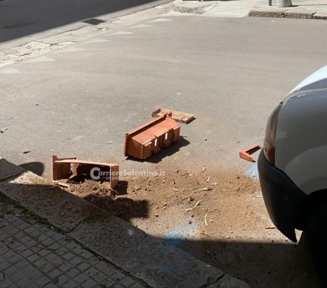 Paura nel centro di Lecce, cadono fioriere dal quarto piano di un palazzo - Corriere Salentino