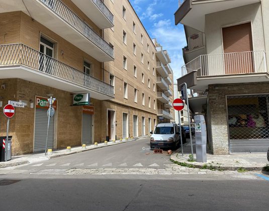 Paura nel centro di Lecce, cadono fioriere dal quarto piano di un palazzo - Corriere Salentino