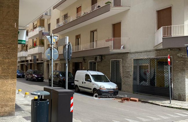 Paura nel centro di Lecce, cadono fioriere dal quarto piano di un palazzo - Corriere Salentino