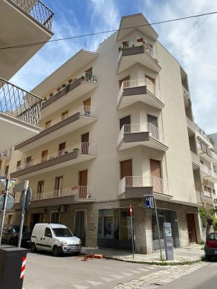 Paura nel centro di Lecce, cadono fioriere dal quarto piano di un palazzo - Corriere Salentino