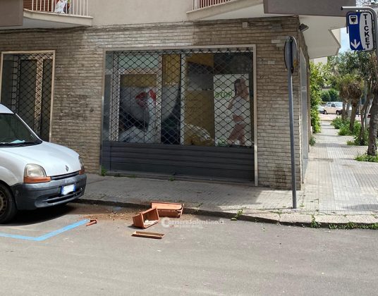 Paura nel centro di Lecce, cadono fioriere dal quarto piano di un palazzo - Corriere Salentino