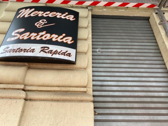 L'impalcatura "copre" la merceria ed i ladri la svaligiano: "colpo" grosso nel centro di Lecce - Corriere Salentino