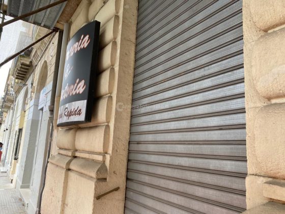 L'impalcatura "copre" la merceria ed i ladri la svaligiano: "colpo" grosso nel centro di Lecce - Corriere Salentino