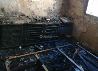 Una sigaretta accesa scatena l’incendio in un’abitazione: fiamme e paura nel centro di Tricase