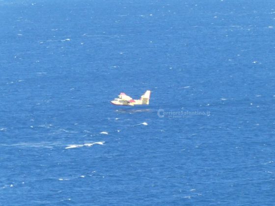 Fuoco sulle coste salentine: fiamme divorano ettari di vegetazione. Canadair in azione - Corriere Salentino