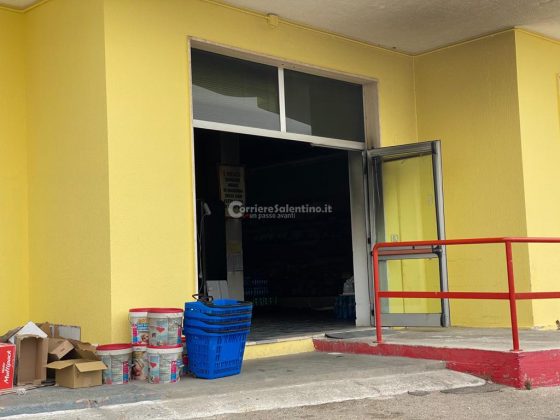 Raid incendiario all'interno del supermercato: in tre scatenano le fiamme nel negozio, danni ingenti - Corriere Salentino