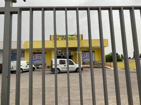 Raid incendiario all'interno del supermercato: in tre scatenano le fiamme nel negozio, danni ingenti - Corriere Salentino