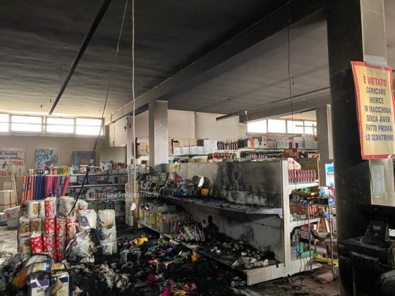 Raid incendiario all'interno del supermercato: in tre scatenano le fiamme nel negozio, danni ingenti - Corriere Salentino