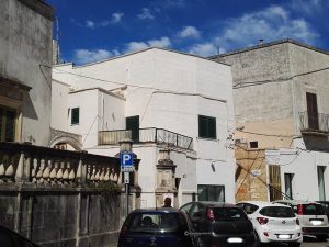 Una sigaretta accesa scatena l'incendio in un'abitazione: fiamme e paura nel centro di Tricase - Corriere Salentino