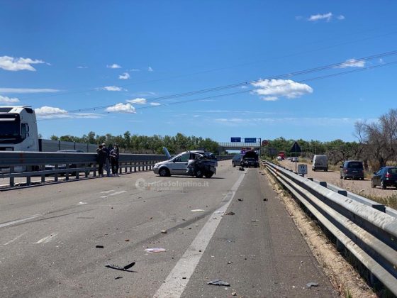 Violento tamponamento sulla 101, feriti ed un'auto distrutta: in due trasportati in ospedale - Corriere Salentino