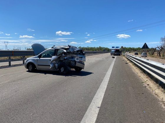 Violento tamponamento sulla 101, feriti ed un'auto distrutta: in due trasportati in ospedale - Corriere Salentino