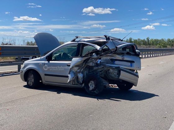 Violento tamponamento sulla 101, feriti ed un'auto distrutta: in due trasportati in ospedale - Corriere Salentino