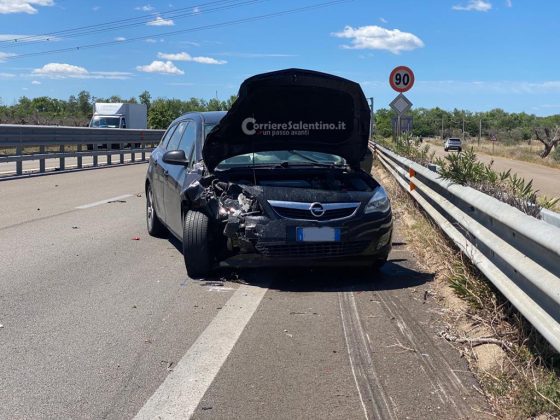 Violento tamponamento sulla 101, feriti ed un'auto distrutta: in due trasportati in ospedale - Corriere Salentino