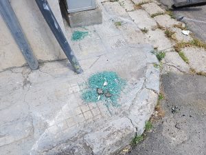 Schianto all'incrocio, auto finisce contro il muro e due donne restano intrappolate: tre feriti - Corriere Salentino