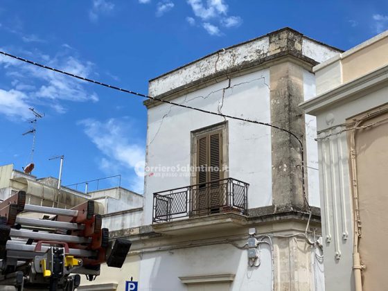 Paura nel centro del paese: crolla parte del solaio di una palazzina. Evacuate abitazioni - Corriere Salentino
