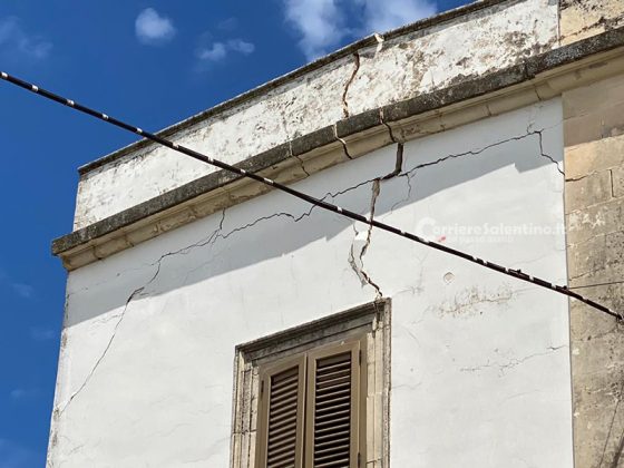 Paura nel centro del paese: crolla parte del solaio di una palazzina. Evacuate abitazioni - Corriere Salentino