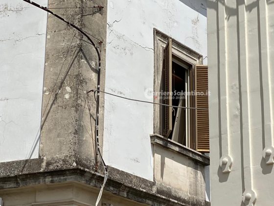 Paura nel centro del paese: crolla parte del solaio di una palazzina. Evacuate abitazioni - Corriere Salentino