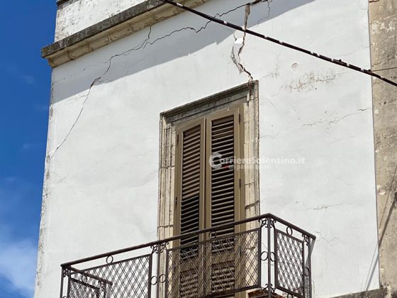 Paura nel centro del paese: crolla parte del solaio di una palazzina. Evacuate abitazioni - Corriere Salentino