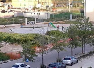 Divellono recinzione del cantiere per portare i figli a giocare tra tanti pericoli: “Atteggiamenti intollerabili”