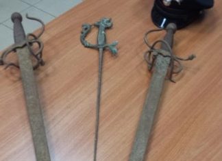 A spasso in auto con spade e fioretto, “Trovate durante lavori di ristrutturazione”: in due nei guai