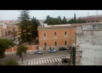 Rissa tra extracomunitari per strada davanti alla caserma dei carabinieri, tre volanti sul posto
