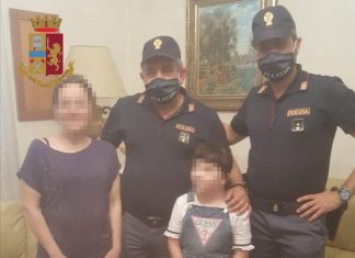 Bimba ipovedente segue lezioni online su un cellulare, gli agenti le donano un notebook nuovo