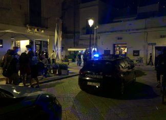 Maxi-rissa notturna in piazzetta Santa Chiara: mazze, pugni e panico