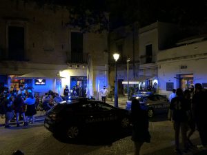 Maxi-rissa notturna in piazzetta Santa Chiara: mazze, pugni e panico - Corriere Salentino