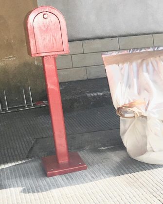 Il simbolo contro la violenza sulle donne aggredito dai vandali: divelta la "cassetta rossa" - Corriere Salentino