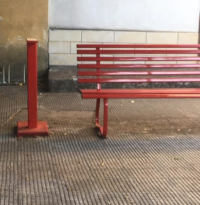 Il simbolo contro la violenza sulle donne aggredito dai vandali: divelta la "cassetta rossa" - Corriere Salentino