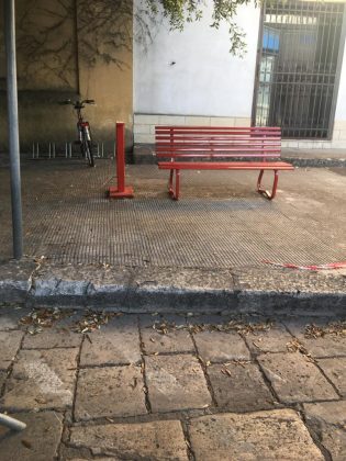 Il simbolo contro la violenza sulle donne aggredito dai vandali: divelta la "cassetta rossa" - Corriere Salentino