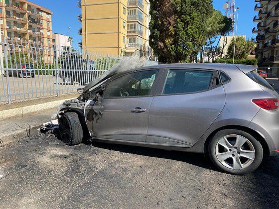 Auto in fiamme alla periferia di Lecce: incendio danneggia Clio, la proprietaria si sente male - Corriere Salentino