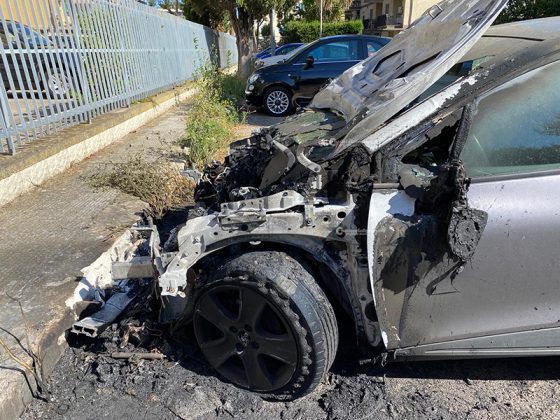 Auto in fiamme alla periferia di Lecce: incendio danneggia Clio, la proprietaria si sente male - Corriere Salentino