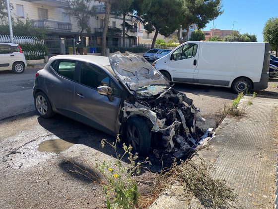 Auto in fiamme alla periferia di Lecce: incendio danneggia Clio, la proprietaria si sente male - Corriere Salentino