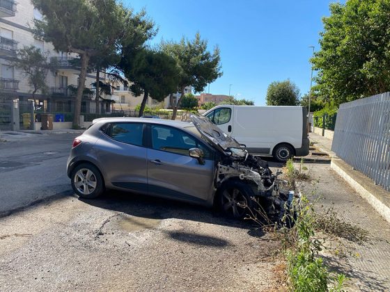 Auto in fiamme alla periferia di Lecce: incendio danneggia Clio, la proprietaria si sente male - Corriere Salentino