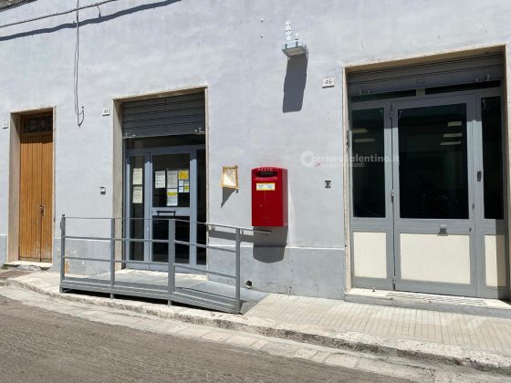 Anziano litiga con impiegato, poi ritorna dopo qualche giorno armato di fucile: panico alle Poste - Corriere Salentino