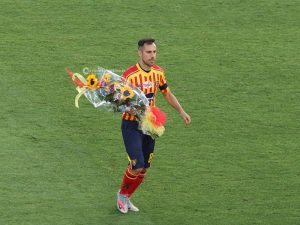 Il saluto del Lecce a Luna: girasoli e un cuore giallo e uno rosso accanto alla sua foto al Via del Mare - Corriere Salentino