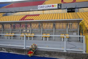 Il saluto del Lecce a Luna: girasoli e un cuore giallo e uno rosso accanto alla sua foto al Via del Mare - Corriere Salentino