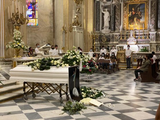 L’ultimo straziante saluto a Luna, ballerine e fiori bianchi nel Duomo di Lecce - Corriere Salentino