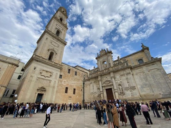 L’ultimo straziante saluto a Luna, ballerine e fiori bianchi nel Duomo di Lecce - Corriere Salentino