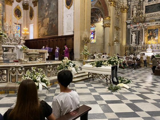 L’ultimo straziante saluto a Luna, ballerine e fiori bianchi nel Duomo di Lecce - Corriere Salentino