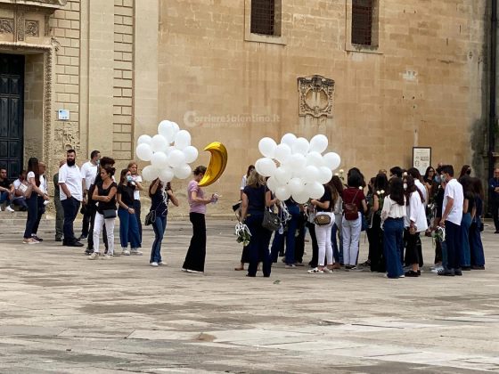 L’ultimo straziante saluto a Luna, ballerine e fiori bianchi nel Duomo di Lecce - Corriere Salentino