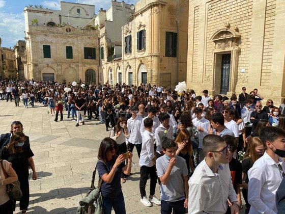 L’ultimo straziante saluto a Luna, ballerine e fiori bianchi nel Duomo di Lecce - Corriere Salentino
