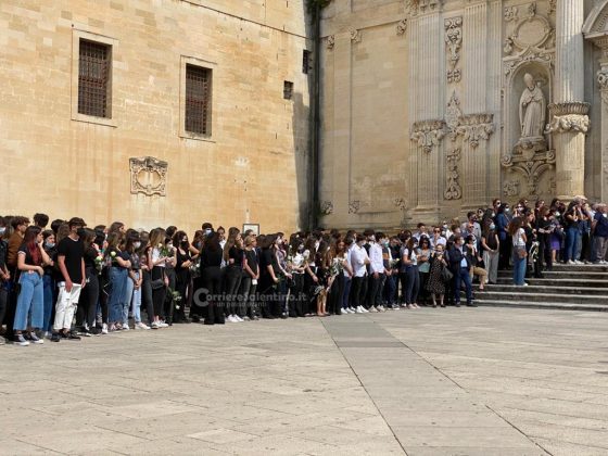 L’ultimo straziante saluto a Luna, ballerine e fiori bianchi nel Duomo di Lecce - Corriere Salentino