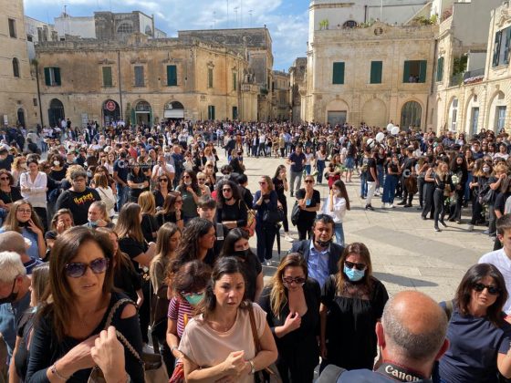L’ultimo straziante saluto a Luna, ballerine e fiori bianchi nel Duomo di Lecce - Corriere Salentino