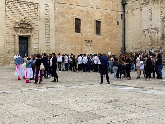 L’ultimo straziante saluto a Luna, ballerine e fiori bianchi nel Duomo di Lecce - Corriere Salentino