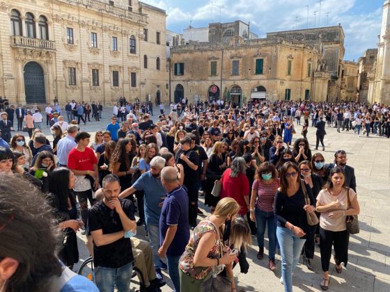 L’ultimo straziante saluto a Luna, ballerine e fiori bianchi nel Duomo di Lecce - Corriere Salentino